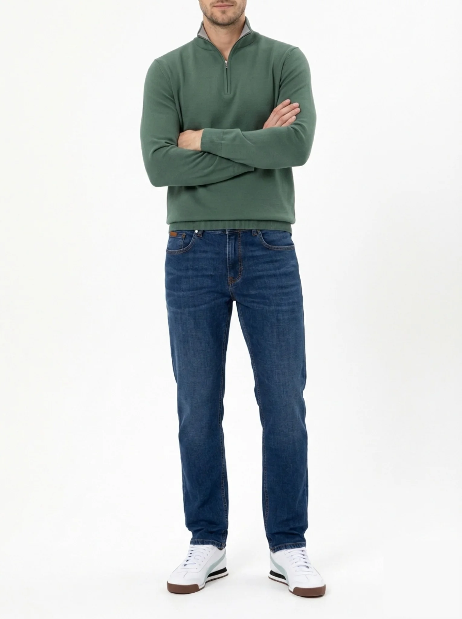 Руки скрещены (на груди)