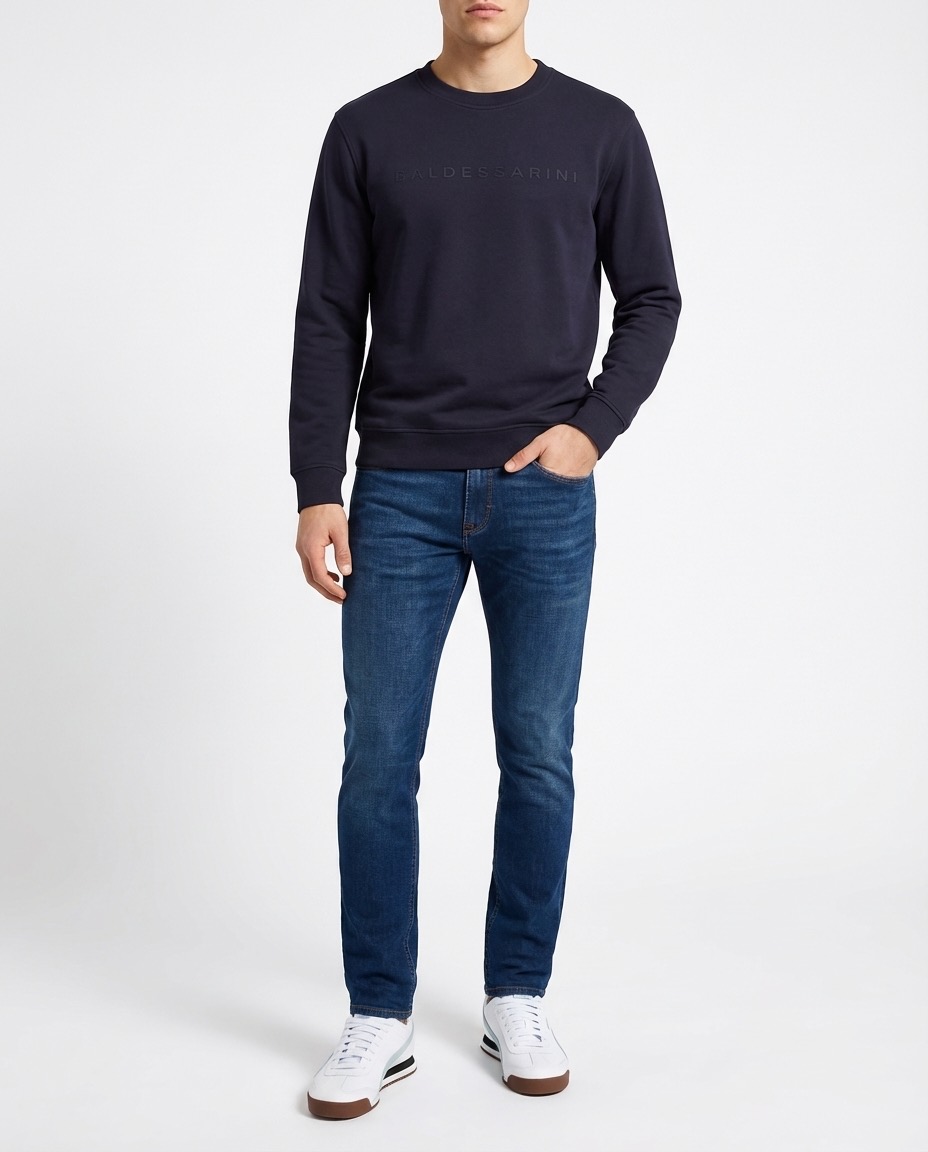 После: худи на модели, студийный фон